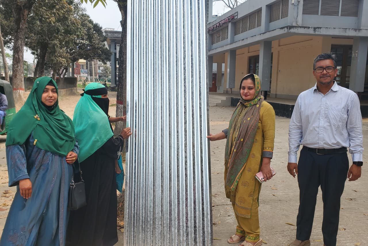 দৈনিক ফেনীতে সংবাদ প্রকাশ: প্রশাসনের সহায়তা পেল সেই গৃহহীন নাজমা